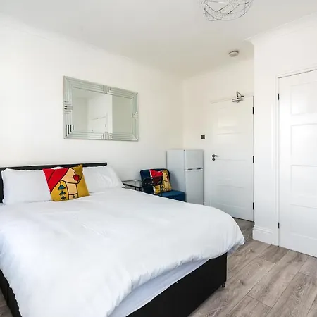 Nicely Furnished Double Room - Close To Croydon Hospital